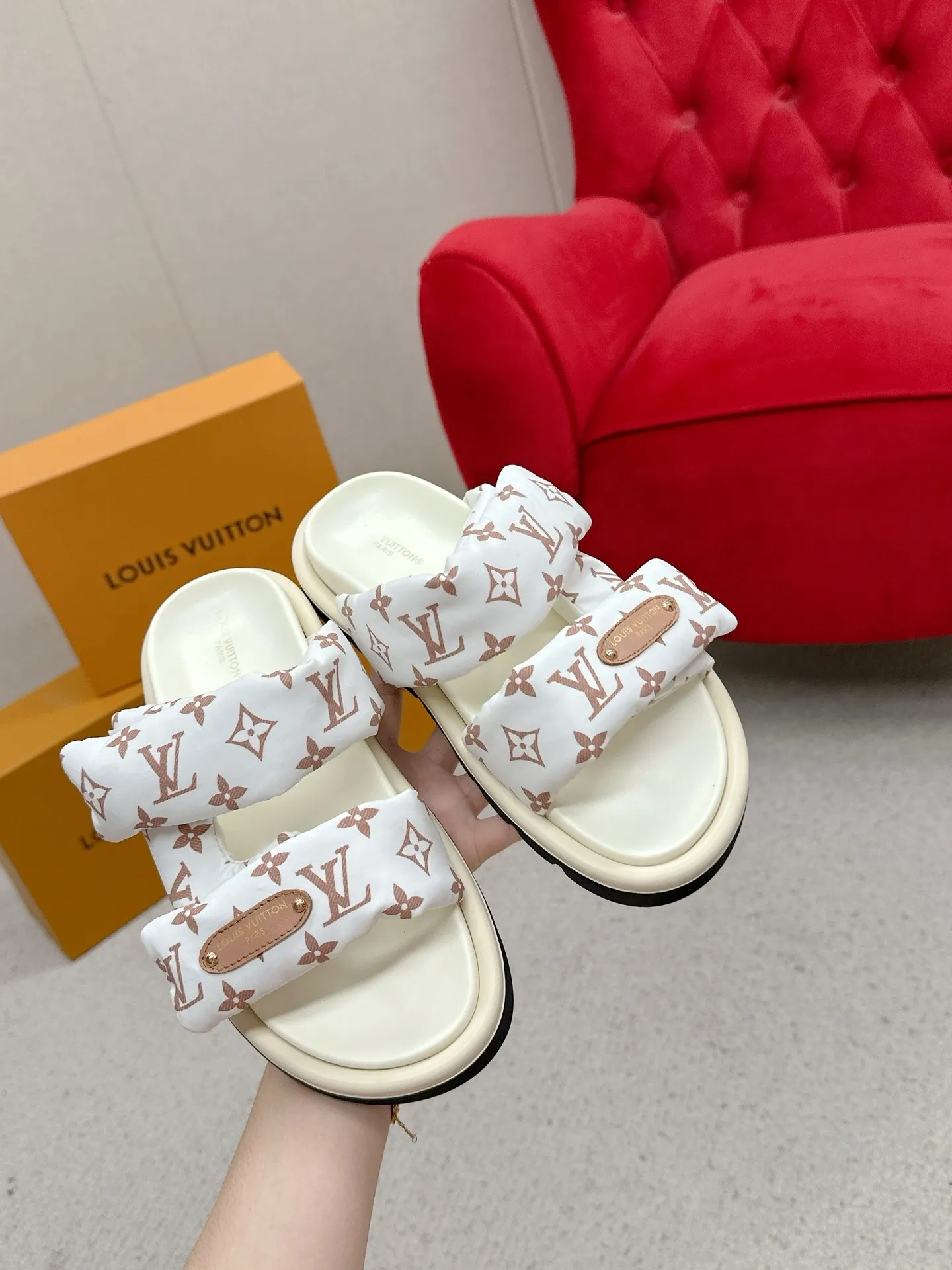 P340 yuan LV Louis Vuitton Full of high-end feel! A popular model among bloggers at home and abroad, it’s retro and fashionable, and looks stunning on your feet! Mainly recommended model on the official website★ ━━━━━ ЅᏇєєt ━━━━━ ▪️Upper: original calfskin ➕5D printing process ▪️Inner: imported mixed sheepskin ▪️Outsole: original molded foam outsole ▪️Size: Female 35-40 Men's 39-44 (women's 41 men's 45)